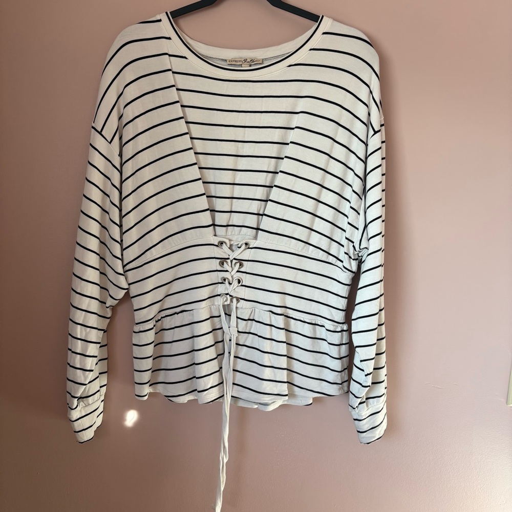 💚Express White Long Sleeve Tie Front Scoop Neck Blouse